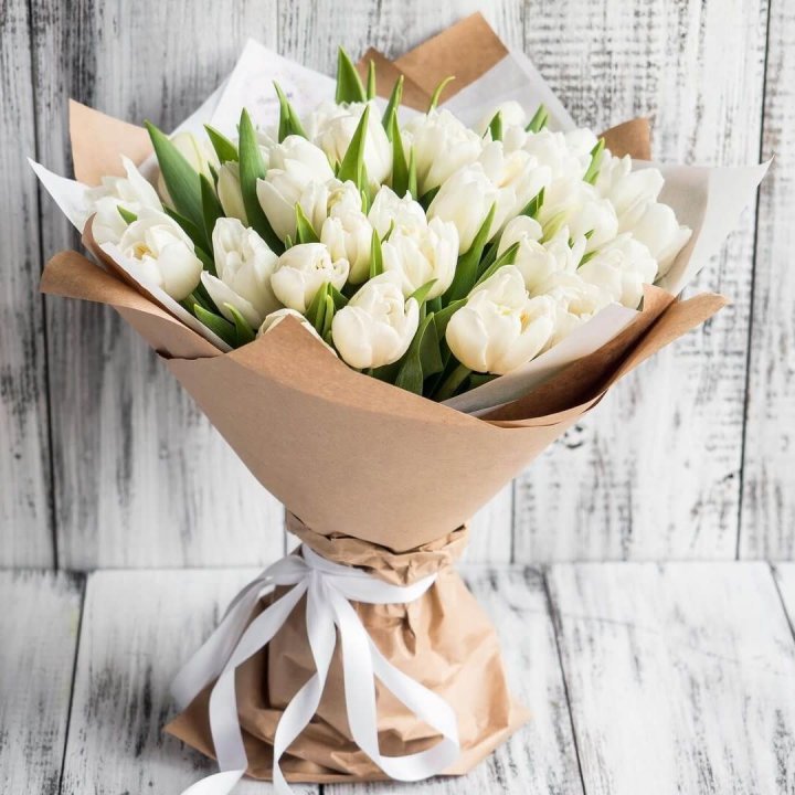 25 белых тюльпанов в Нижнекамске