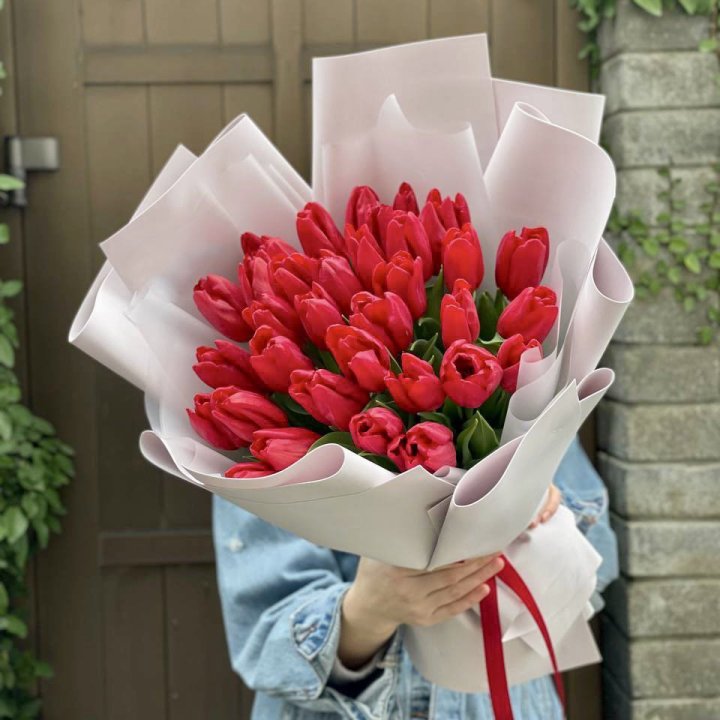 35 красных тюльпанов в Нижнекамске